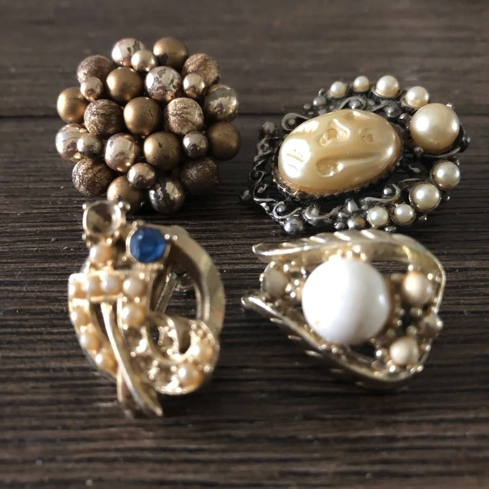 Vintage single clip on earrings 4 ct.